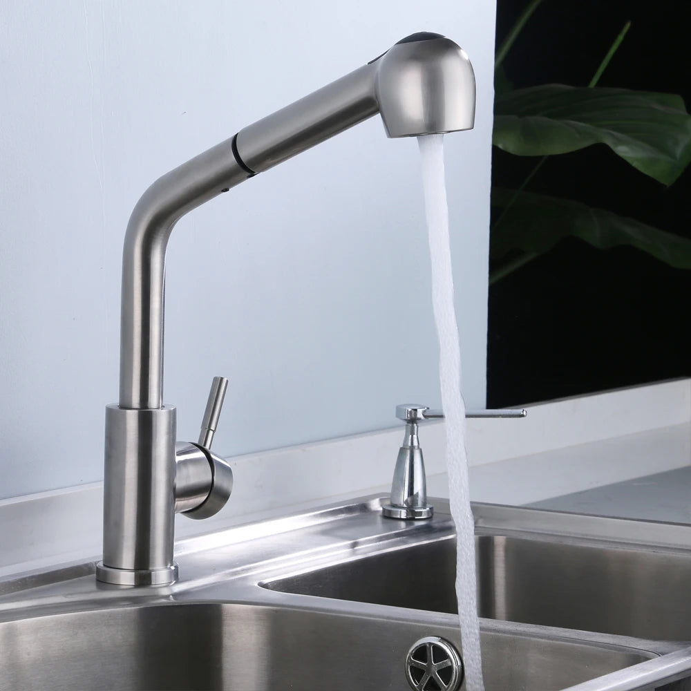 Mitigeur De Cuisine Acier Brossé avec Douchette Extractible en utilisation