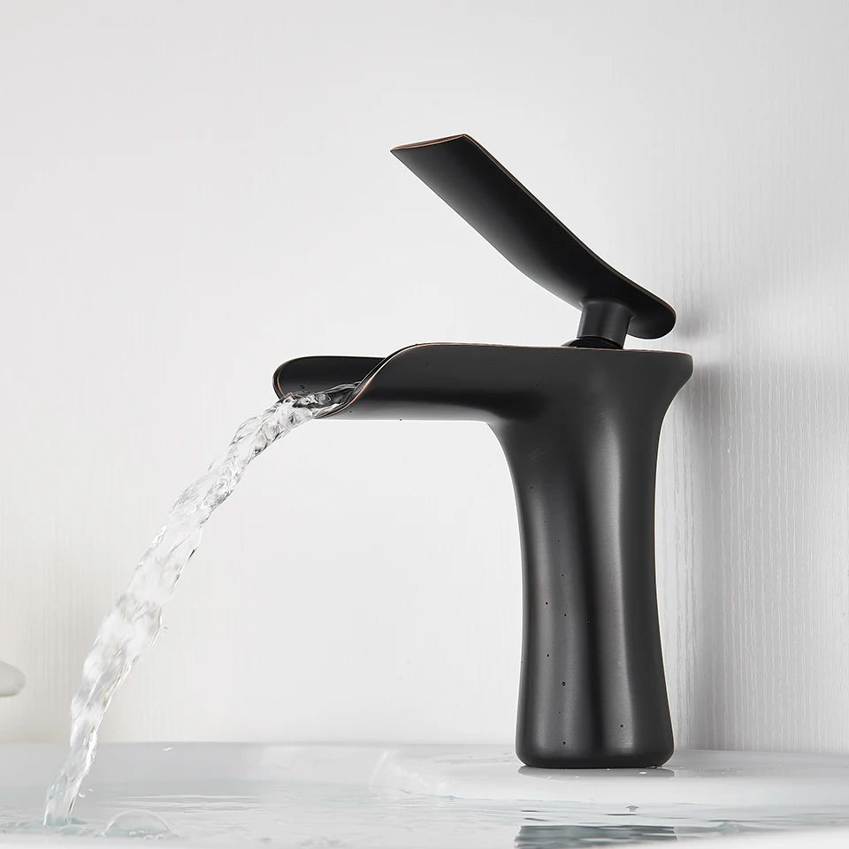 Mitigeur Lavabo Cascade Noir en fonctionnement