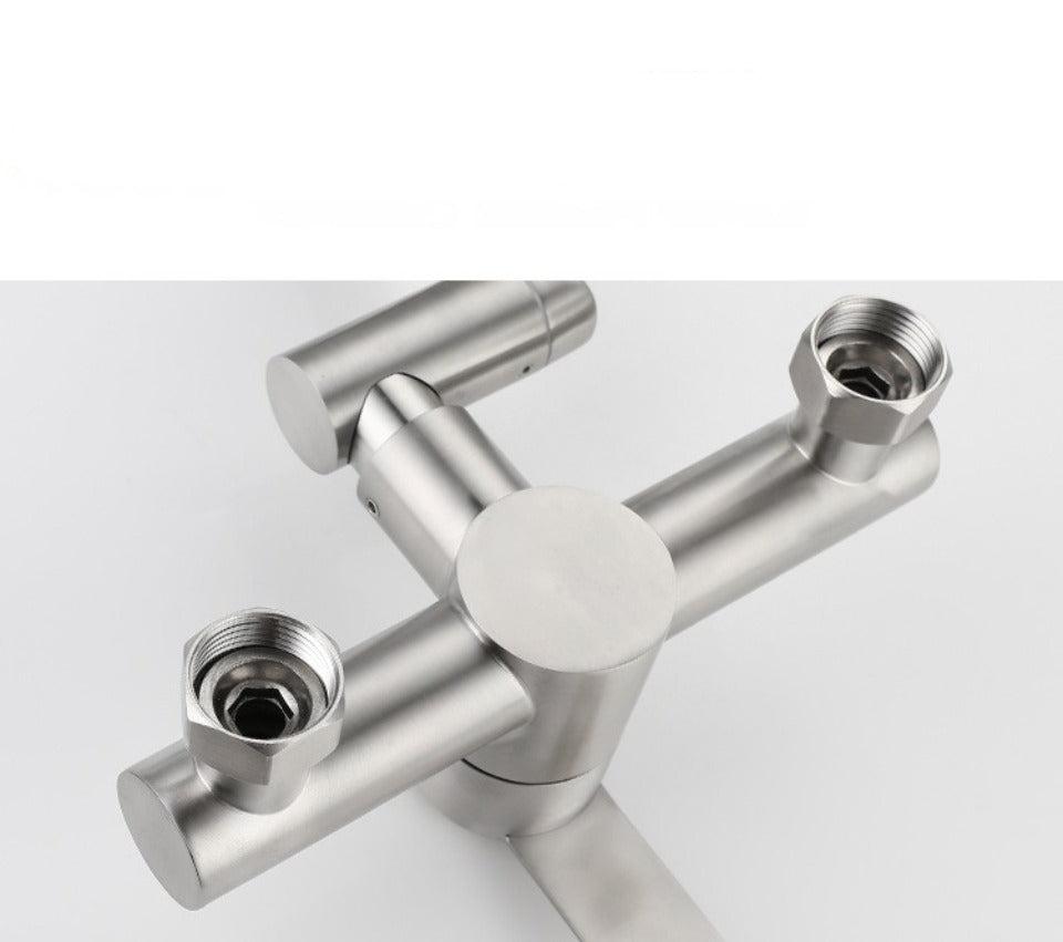 Robinet Mitigeur Mural de Cuisine avec Entraxe de 150 mm Gros plan
